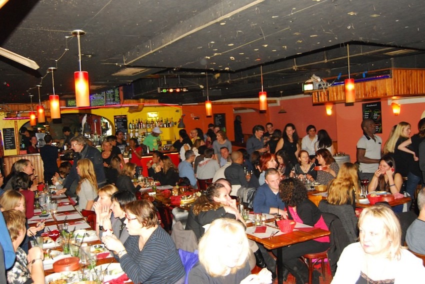 Picture of people eating in a restaurant in Paris.