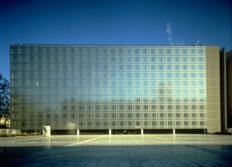 This is a picture of the exterior of a nice museum in Paris.