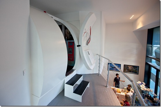 This is a picture of an airplane cockpit simulator you can try in Paris.