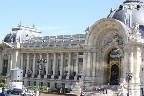 This is a picture of the mini palais, a restaurant in paris.