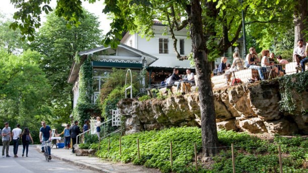 This is a picture of the exterior of a nice restaurant bar in Paris.