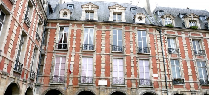 This is a picture of the outdoor of the maison de victor Hugo at Paris.