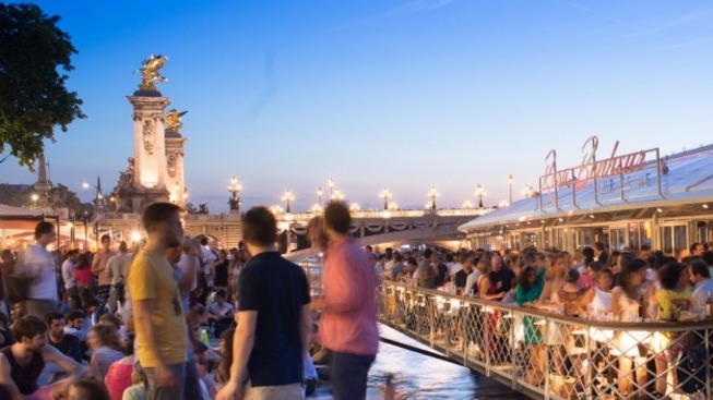 People enjoying Paris on Summer.