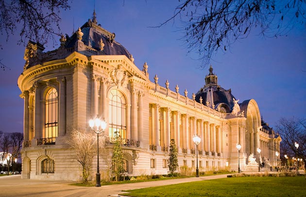 picture of the outside of the petit palais at Paris.