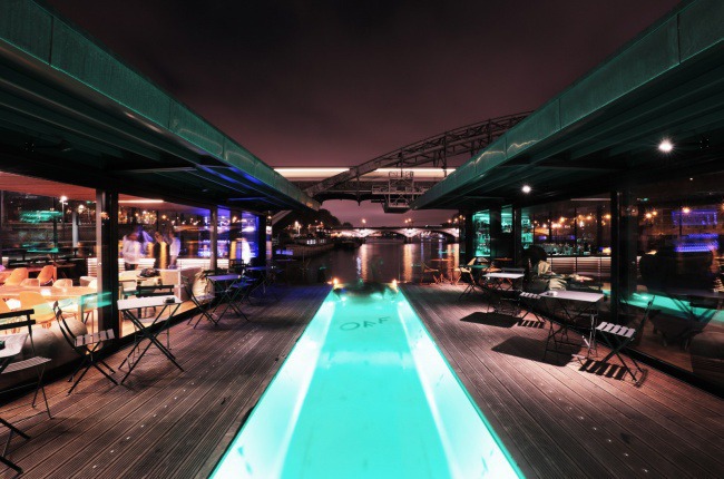 a good attraction : a pool on a peniche in Paris