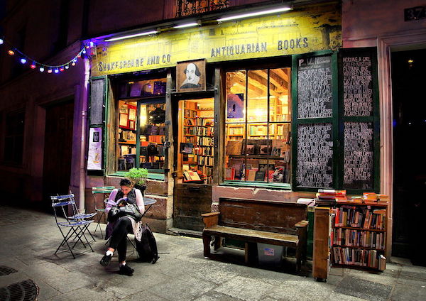 Picture of a nice bookshop in Paris.