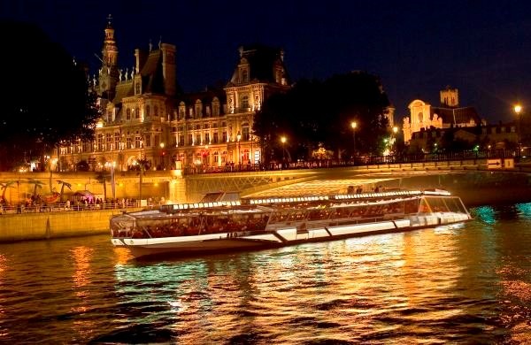 Picture of a peniche in Paris.