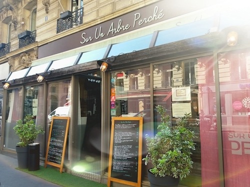 Picture of the outside of a nice restaurant in Paris.