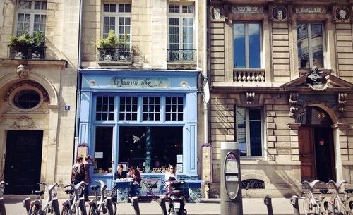 Picture of a nice restaurant in Paris.