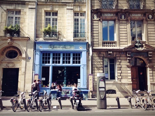 Picture of a nice restaurant in Paris.