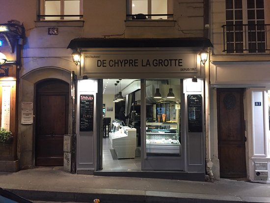 Picture of a nice restaurant in Paris.