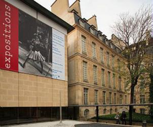Picture of the facade of a museum in Paris.
