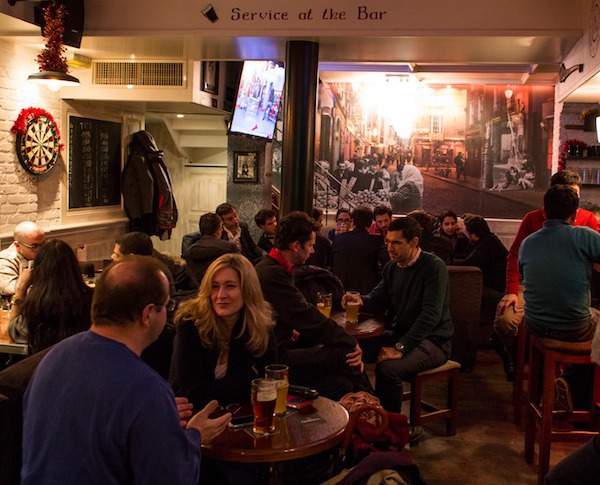 Picture of a nice pub and restaurant in Paris.