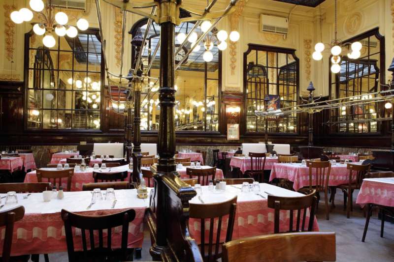 Picture of a nice restaurant in Paris France.