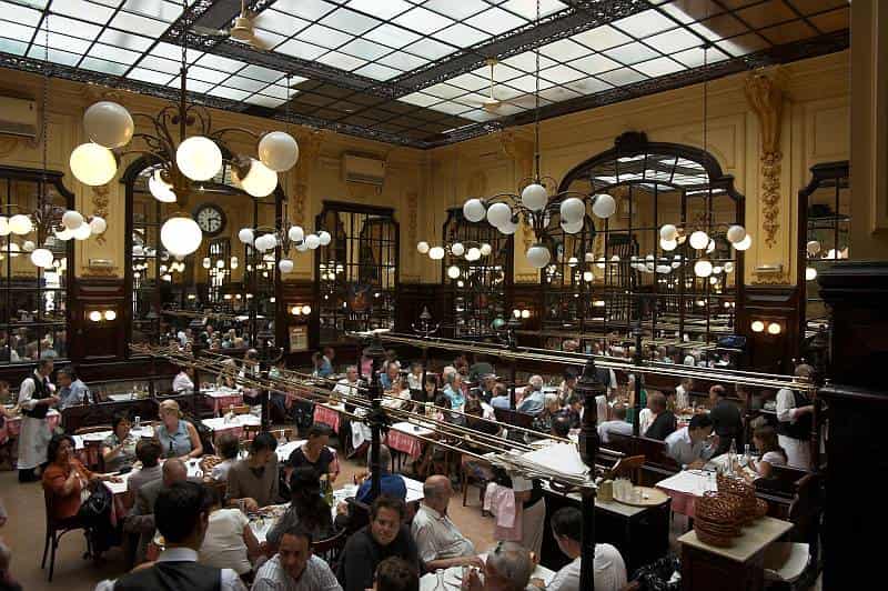 Picture of a nice restaurant in Paris France.